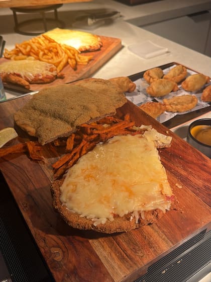 Menú argentino: milanesas, papas fritas y empanadas