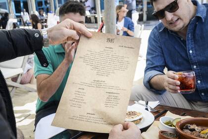 Menú de La Huella, donde una comida cuesta unos 40 dólares