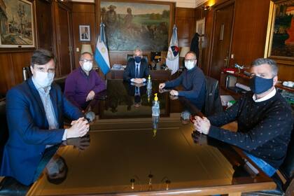 Meoni recibió a intendentes de la zona oeste y les confirmó que el aeropuerto de El Palomar seguirá operando, pero sujeto a un análisis de fondo