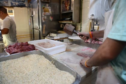 Más de 250 personas trabajan en el mercado y son el corazón del lugar.