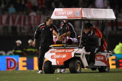 Mercado salió en camilla
