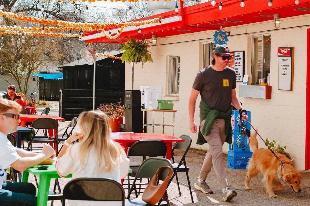 Mercado Sin Nombre es una cafetería en el este de Austin, especializa en el maíz y café mexicano