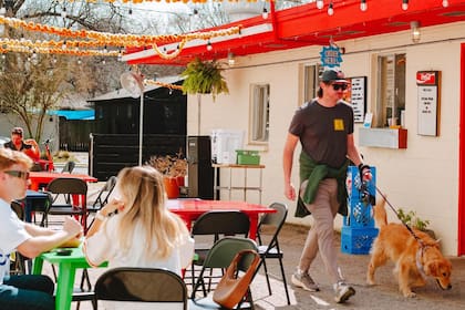 Mercado Sin Nombre es una cafetería en el este de Austin, especializa en el maíz y café mexicano