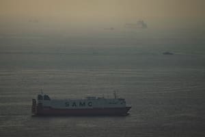 Mercantes navegan por el golfo Pérsico hacia el estrecho de Ormuz en Emiratos Árabes Unidos el 19 de marzo de 2026. (AP Foto)