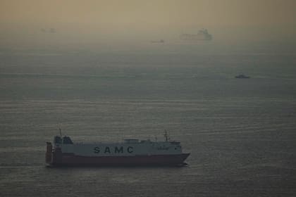 Mercantes navegan por el golfo Pérsico hacia el estrecho de Ormuz en Emiratos Árabes Unidos el 19 de marzo de 2026.