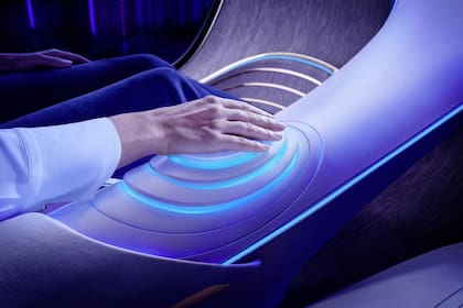 Conexión biométrica: en lugar de un volante convencional, el elemento de control multifuncional en la consola central permite que humanos y máquinas se fusionen
