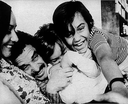 Mercedes Barcha, García Márquez y sus dos hijos en Barcelona, en los años 70