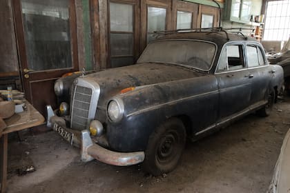 Mercedes-Benz 220S