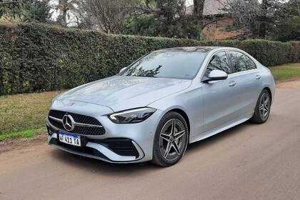 Mercedes-Benz C300, uno de los modelos mild hybrid que empujó las ventas de la categoría en el primer semestre