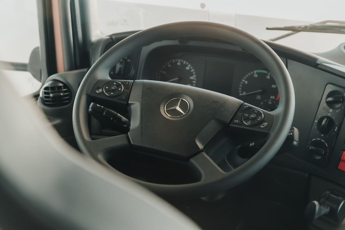 Mercedes Benz Camiones y Buses lanzó su nueva línea de camiones extrapesados Axor 2038 con tracción 4x2 y Axor 2545 con configuración 6x2