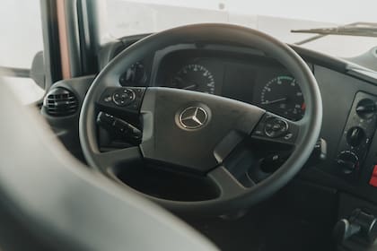 Mercedes Benz Camiones y Buses lanzó su nueva línea de camiones extrapesados Axor 2038 con tracción 4x2 y Axor 2545 con configuración 6x2