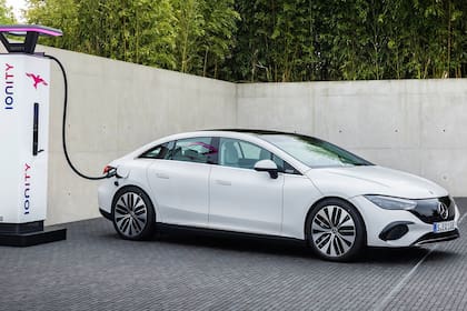 Mercedes-Benz EQE, nuevo rumbo. No más capot largo-cabina atrasada; aprovechar el espacio interior y la habitabilidad