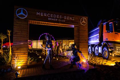 Mercedes-Benz Summer Night se llevó a cabo en la casa de playa que la compañía alemana armó para sus clientes.
