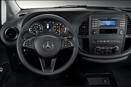 El interior de la Vito Tourer es sobrio y con el equipamiento justo