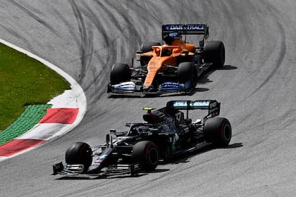 Valtteri Bottas le lleva la delantera a Carlos Sainz, en una curva del circuito de Spielberg, Austria