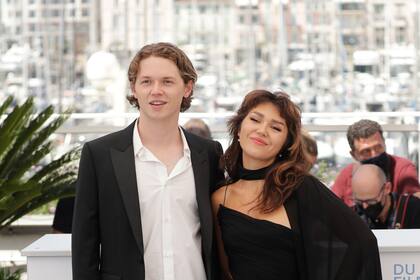 Mercedes Kilmer y Jack Kilmer, hijos del actor Val Kilmer, posan con motivo del estreno del documental "Val" en el Festival de Cine de Cannes, en el sur de Francia, el miércoles 7 de julio del 2021. (Foto por Vianney Le Caer/Invision/AP)