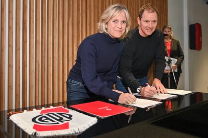 Mercedes Miguel, ministra de Educación de CABA, y Jorge Brito, presidente de River, al suscribir el acuerdo