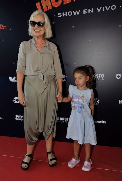 Mercedes Morán, al igual que muchos de los invitados, aprovechó el convite para disfrutar de un muy buen momento con una de las más pequeñas de la familia