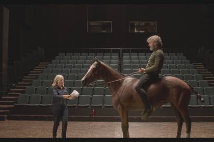 Mercedes Morán y Leonardo Sbaraglia en un pasaje de Ensayo para Güemes, el film de Daniel Rosenfeld que se verá desde el jueves 17 por Canal Encuentro