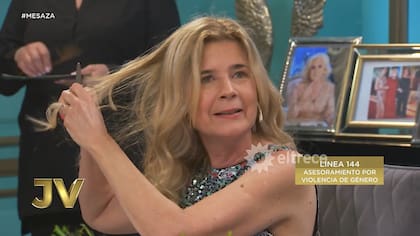 Mercedes Ninci se cortó un mechón de pelo en vivo en solidaridad con las mujeres iraníes.