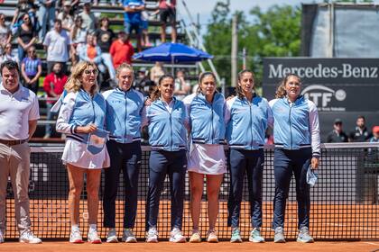 Mercedes Paz, en su última serie como capitana, el mes pasado, en Córdoba: con Sierra, Carlé, Riera, Ortenzi y Giovannini