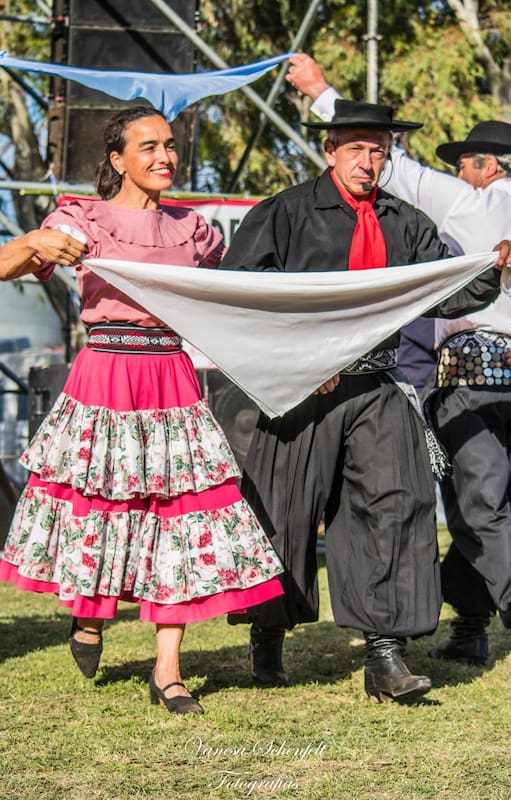 Mercedes Resch, vestida para bailar zamba.