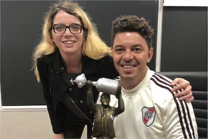 Mercedes Savall junto a Marcelo Gallardo, quien fue inmortalizado con una obra de 8 metros