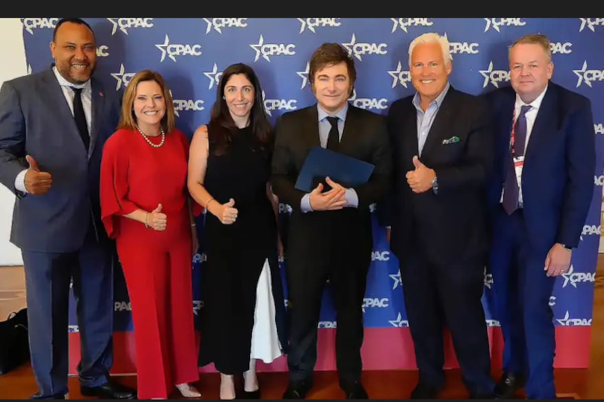 Mercedes Schlapp (de rojo), junto a Milei, Matt Schlapp y Barry Bennet, socios de Leonardo Scatturice en una empresa de lobby.
