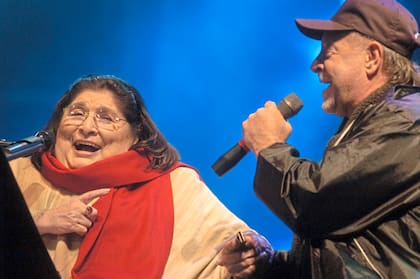 Mercedes Sosa y León Gieco, en el Encuentro Músicas de Provincia, de 2006