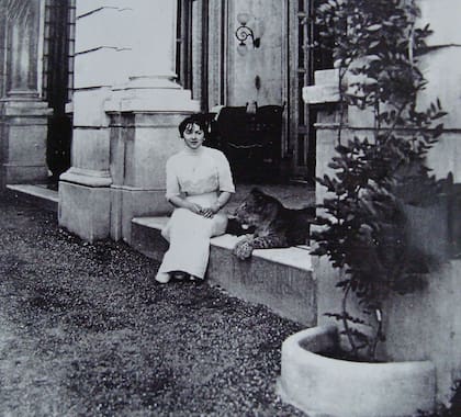 Mercedes, una de las hijas del matrimonio Saavedra Zelaya, y su felino como mascota.