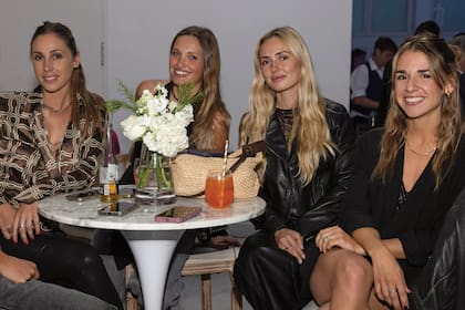 Mercedes Velastegui, Sofía Cuerda, la fotógrafa Tatiana Frayssinet (prima de los Castagnola) y Milagros Mackintosh aplaudieron a sus amigos