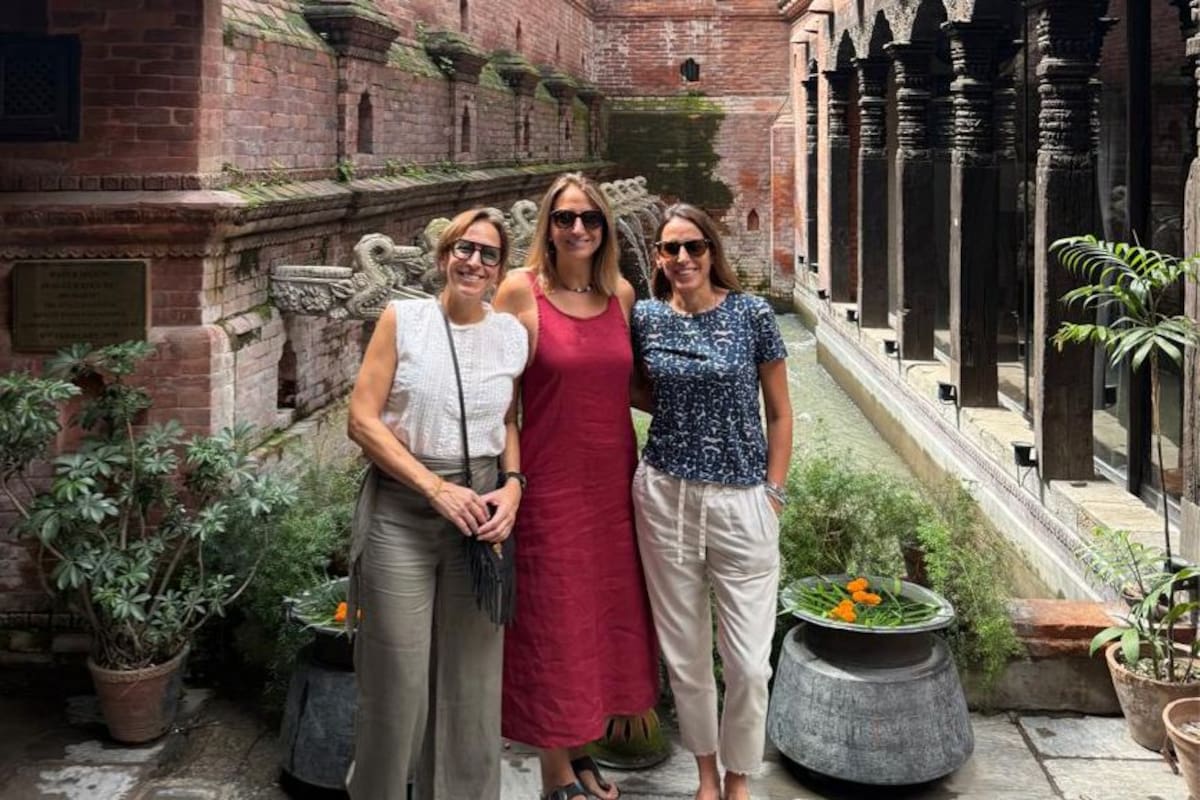 Mercedes y Paula Bonzi junto a Clara Rivero, tres argentinas que quedaron varadas en Nepal tras el estallido social.