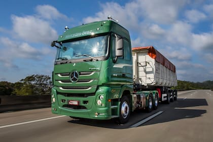 Merceedes Benz adelantó en exclusiva el Actros Serie Especial, una edición limitada de 21 unidades del top de línea de la marca con un dise?o retro inspirado en los clásicos modelos L-1111 y L-1113 de las décadas de 1960 y 1970
