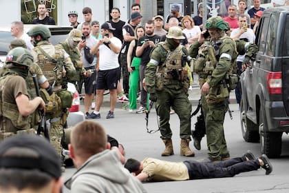 Mercenarios del grupo Wagner detienen a personas el sábado en Rostov del Don durante su revuelta contra el Kremlin (Photo by STRINGER / AFP)