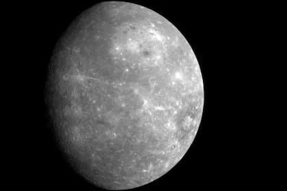 Mercurio aparenta ser un planeta sin mayores extrañezas, sin embargo es un mundo fascinante e improbable, envuelto en misterio