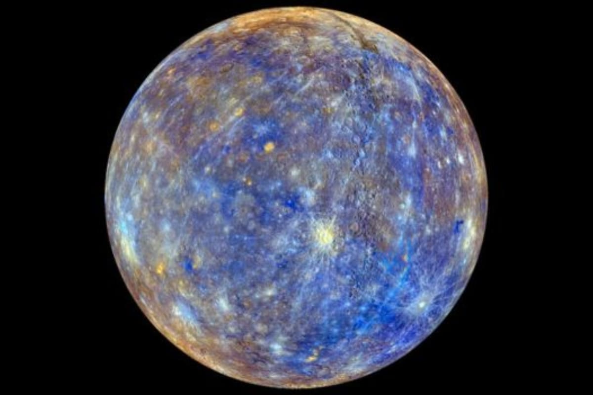 Mercurio se achicó mucho más que la Luna. La imagen coloreada de Mercurio representa la variedad de sus minerales, pero no cómo los seres humanos verían el planeta