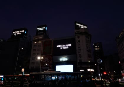 "Merecemos saber la verdad", el mensaje que llamó la atención en el centro porteño durante una hora.