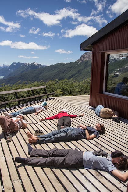 Merecido descanso en la terraza del Refugio Rocca.