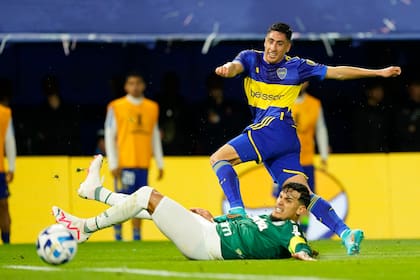 Merentiel remata ante la marca de Gustavo Gómez, en el partido de ida, en la Bombonera