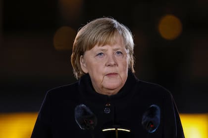 Merkel da un discurso en su ceremonia de despedida