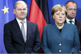 Merkel junto a su ministro de Finanzas y candidato socialdemócrata, Olaf Scholz