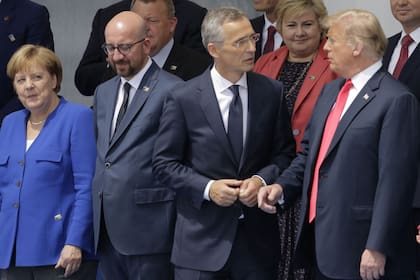 Merkel mira de reojo una conversación entre Trump y el secretario general de la OTAN, Jens Stoltenberg