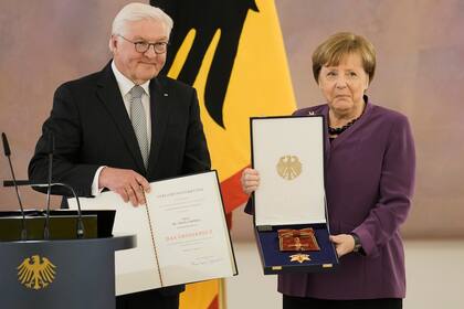 Merkel recibe la condecoración de manos del presidente alemán, Frank-Walter Steinmeier