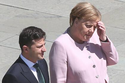 Merkel sufrió graves temblores. Luego se recuperó y continuó en la ceremonia. Dijo que se deshidrató.