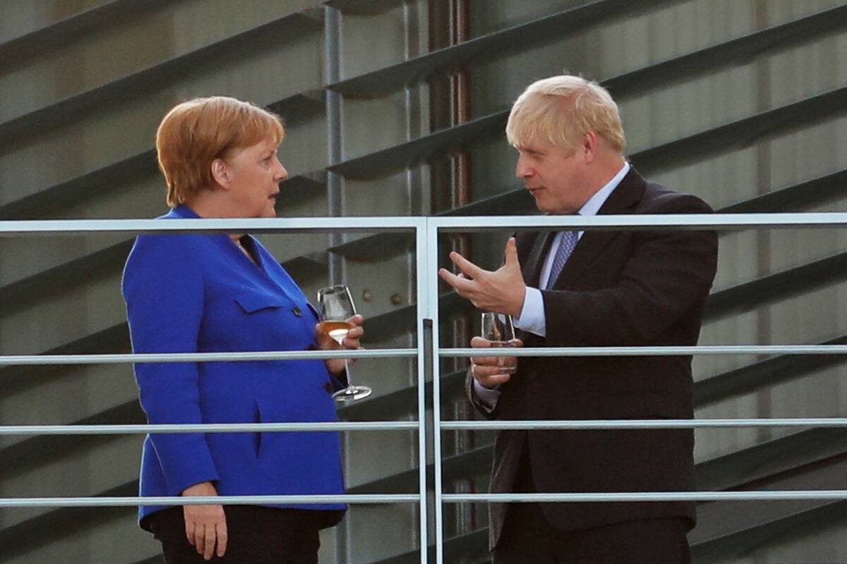 Merkel y Johnson charlaron ayer en la terraza de la cancillería