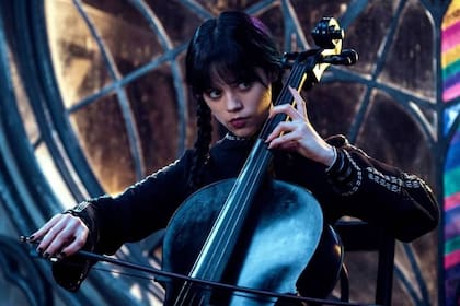 Merlina, el excéntrico personaje creado por Tim Burton y personificado por Jenna Ortega, se mantiene en el podio