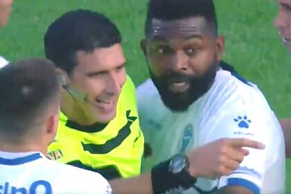 Merlos le explica a García la jugada del penal.