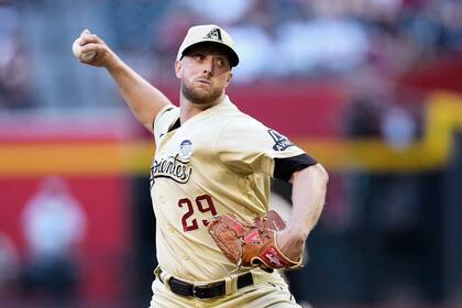 Merrill Kelly, abridor de los Diamondbacks de Arizona, hace un lanzamiento en el inicio del juego ante los Bravos de Atlanta, el viernes 2 de junio de 2023 (AP Foto/Ross D. Franklin)