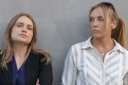 Merritt Wever y Toni Colette como las detectives Duvall y Rasmussen en la serie de Netflix