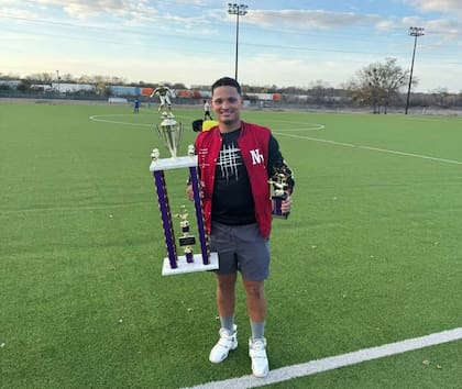 Mervin Yamarte sostiene un trofeo de fútbol en Dallas